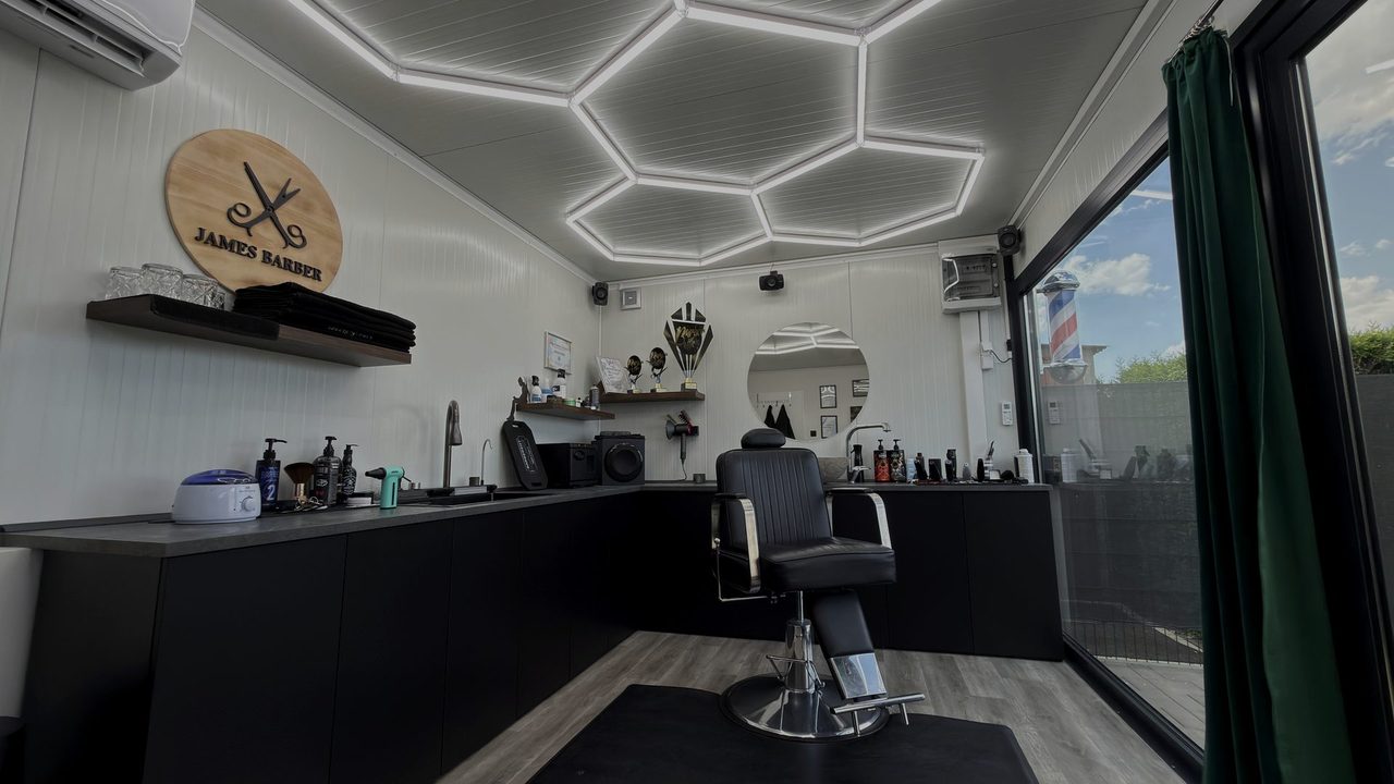 Interiér barbershopu James & Blades v Kostomlátkách